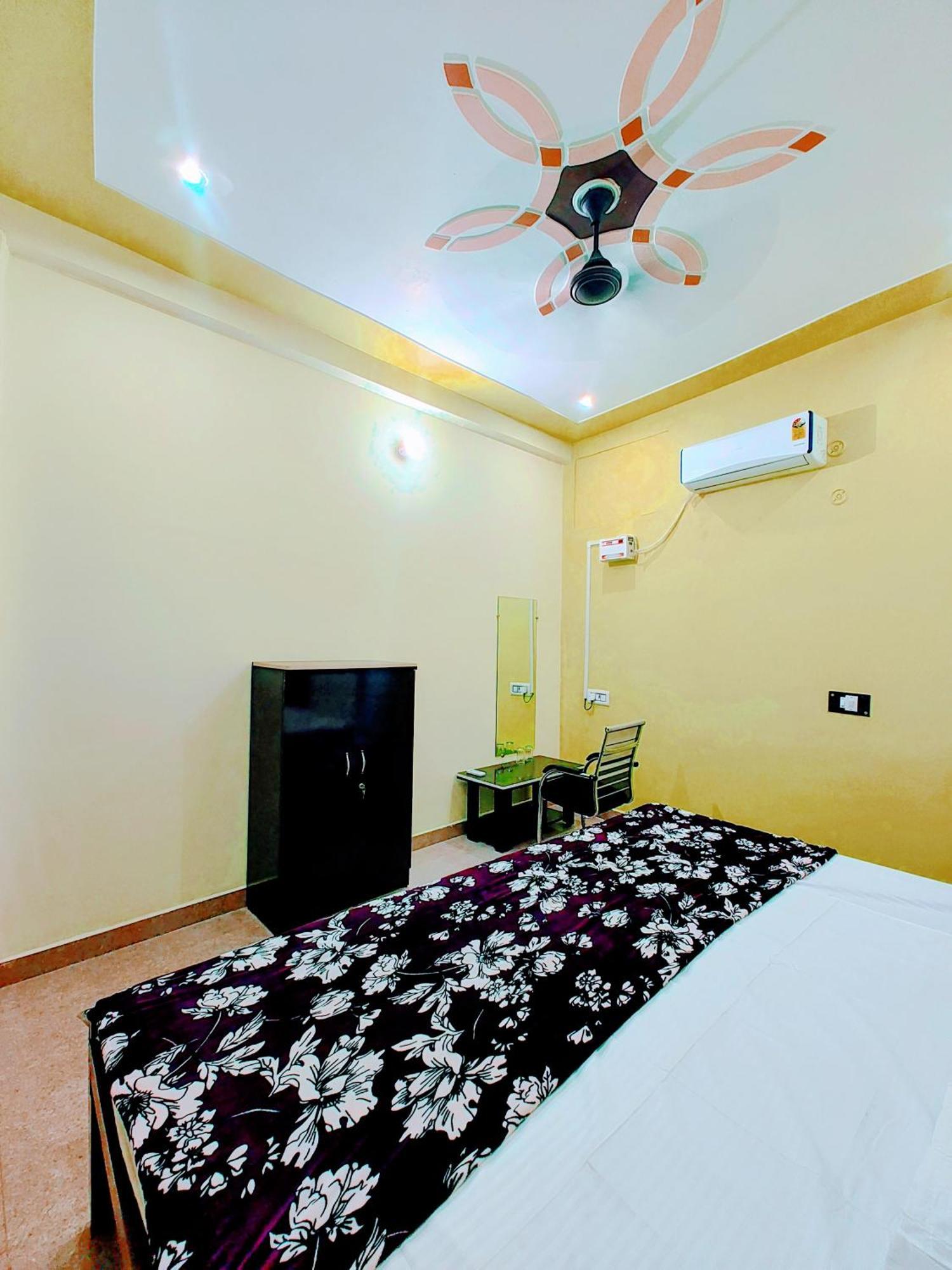 Hotel Raghukul Ayodhya エクステリア 写真