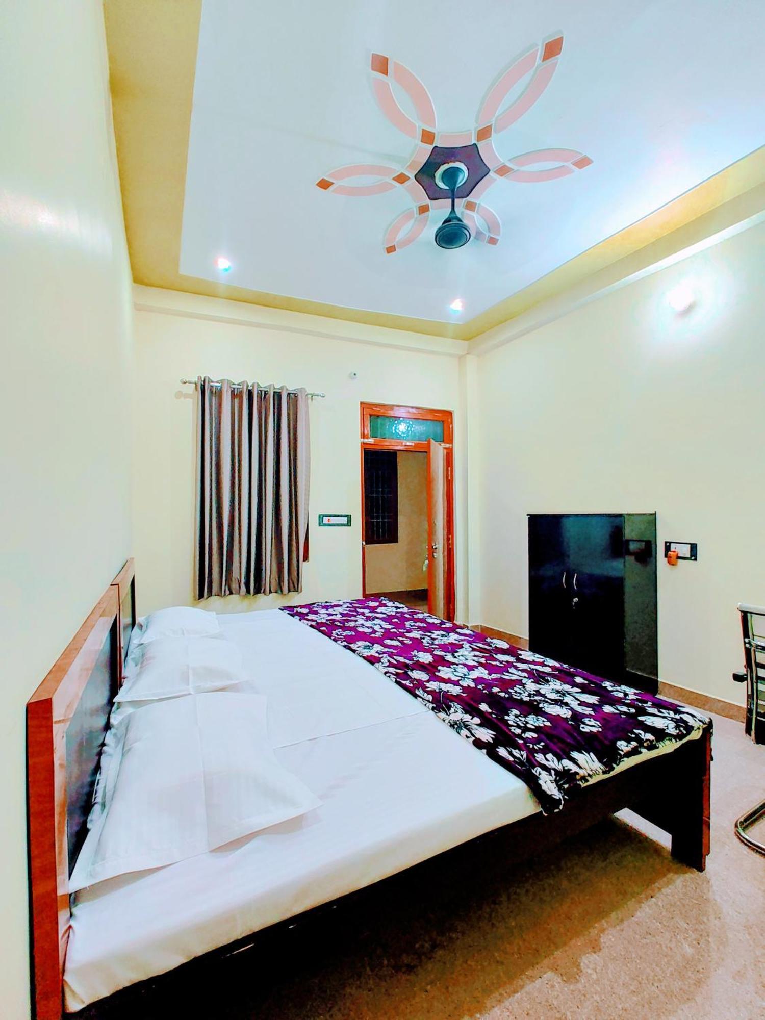 Hotel Raghukul Ayodhya エクステリア 写真