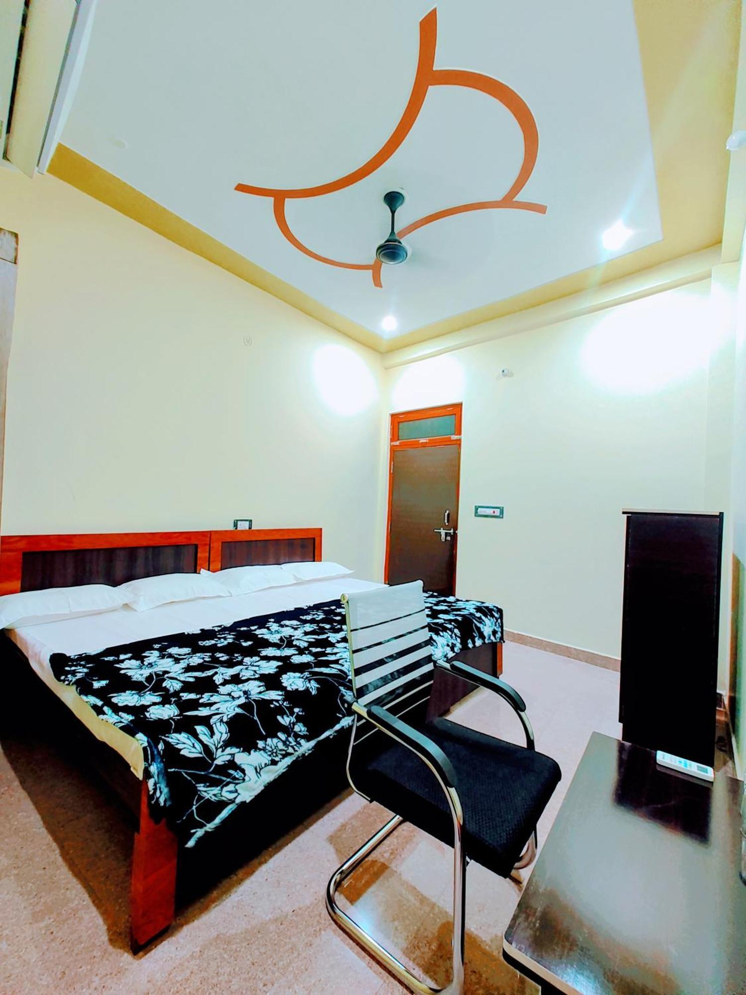 Hotel Raghukul Ayodhya エクステリア 写真