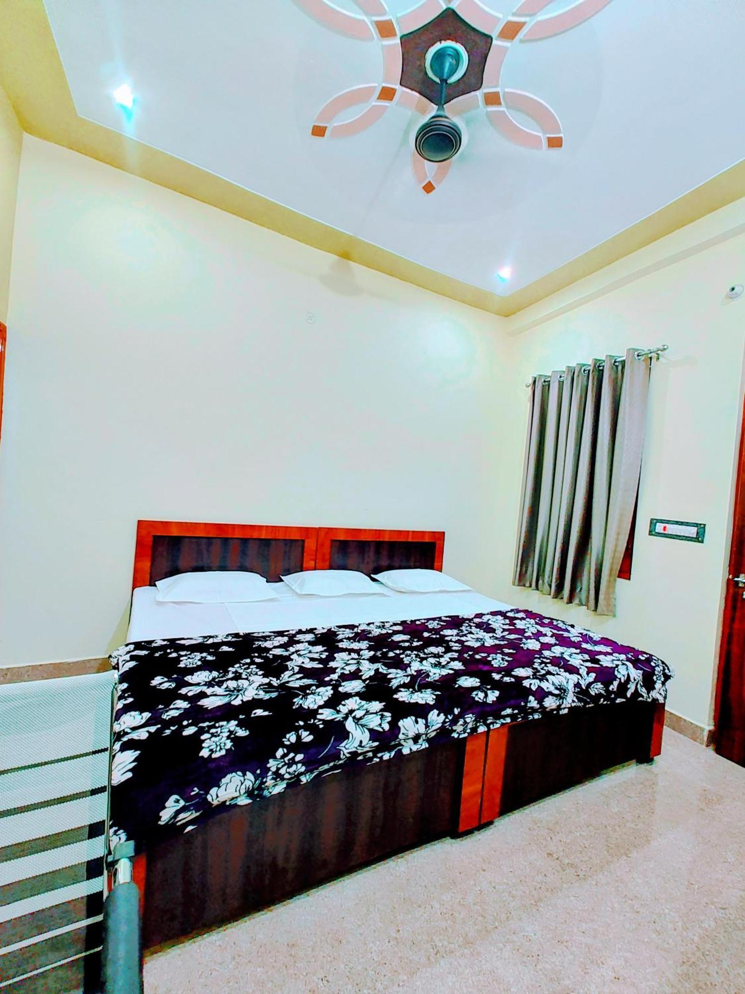 Hotel Raghukul Ayodhya エクステリア 写真